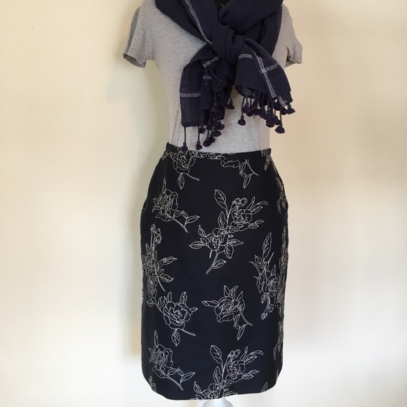 Ann Taylor Dresses & Skirts - Ann Taylor Embroidered Pencil skirt Ann Taylor Dresses & Skirts - Ann Taylor Embroidered Pencil skirt